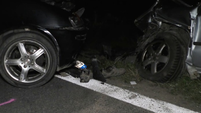 Zdemolované autá po zrážke. 