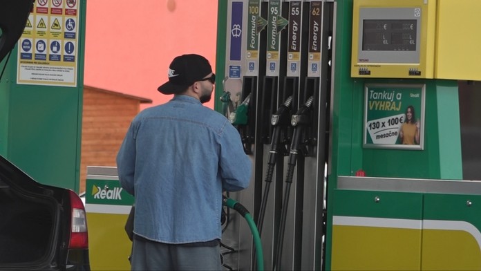 Benzín a naftu dostávajú len na prídel. Táto krajina našla spôsob, ako sa vyrovnať s krízou