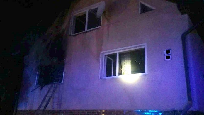 Požiar rodinného domu v Námestove neprežil jeden človek