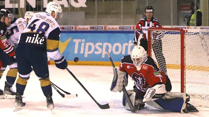 Daniel Gachulinec (Bratislava) a brankár Banskej Bystrice Evan Weninger.