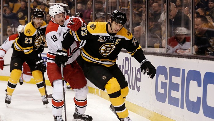 Zdeno Chára (Boston) sa snaží odstaviť Jiříhe Tlustého (Carolina).