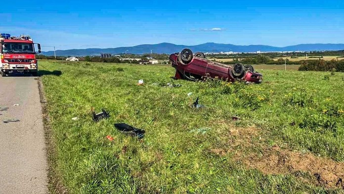 Auto na východnom Slovensku skončilo po nehode na streche. Hlásia päť zranených vrátane detí
