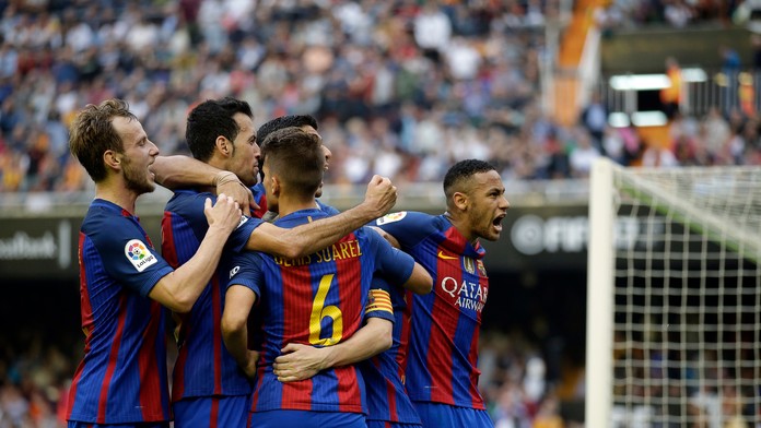 Hráči Barcelony sa tešia z gólu.