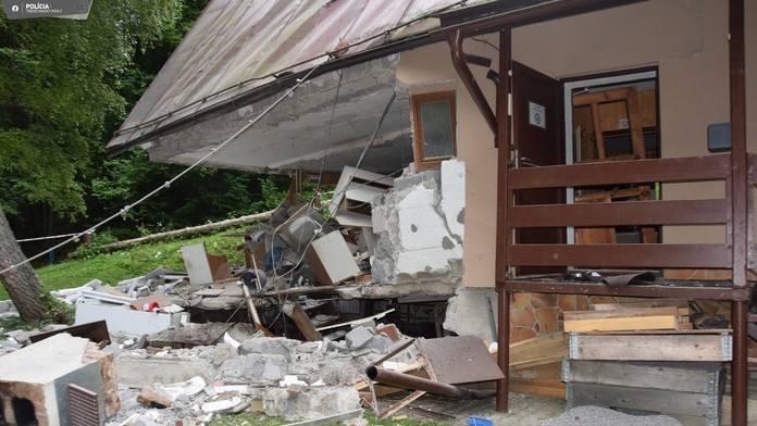 Zničená chata Smrečina po výbuchu plynu.