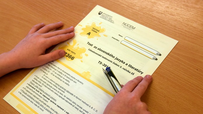 Piataci zo Základnej školy Jána Lipského v Trenčianskych Stankovciach píšu test zo slovenského jazyka a literatúry.