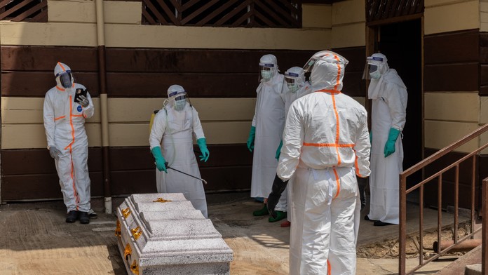 „Mesiac po vypuknutí epidémie je šírenie eboly rýchlejšie než reakcia na ňu,“ varujú experti. Chorobu sa nedarí zastaviť