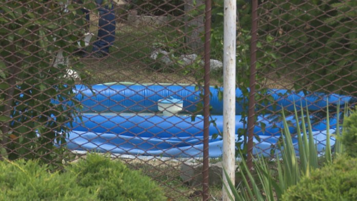 Bazén v záhrade rodinného domu v miestnej časti obce Čeláre - Kirť, kde zomrel pri jeho vypúšťaní muž.