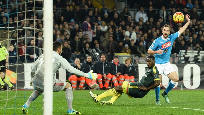 Gonzalo Higuain (SSC Neapol) a Cristian Zapata (AC Miláno).