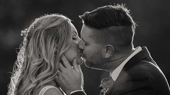 Tridsať rokov potom, čo sa ako bábätká prvýkrát stretli, privedú na svet vlastného potomka. 