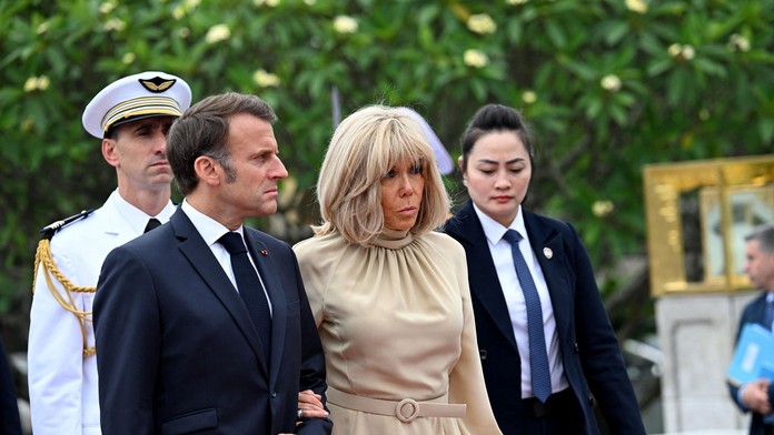 Francúzsky prezident Emmanuel Macron s manželkou 