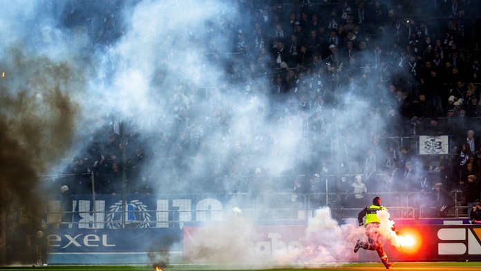 Vo Švédsku fanúšikovia zapálili trávnik