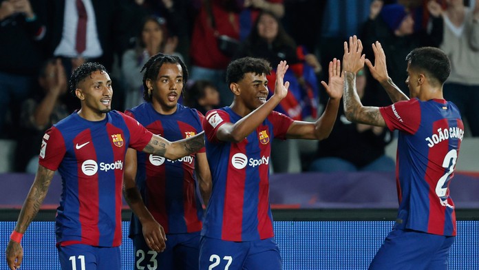 Na snímke tretí zľava  hráč Barcelony Lamine Yama oslavuje gól.