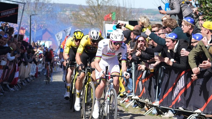 Skupina favoritov na slávnom Oude Kwaremont na Okolo Flámska