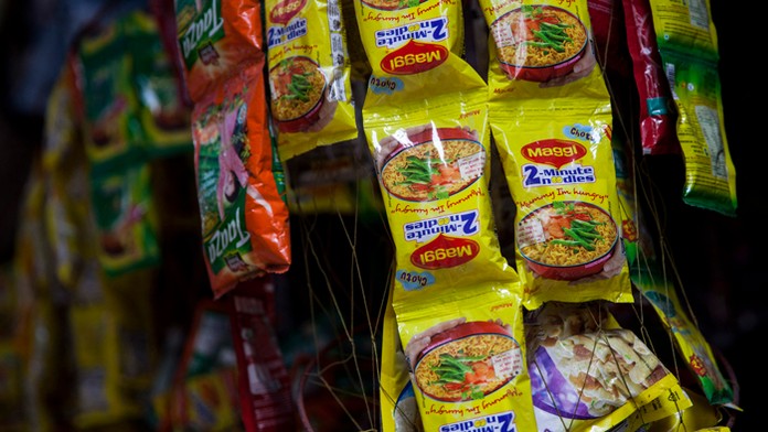 Balíčky s instantnými rezancami Maggi  v Naí Dillí, v ktorých našli olovo.