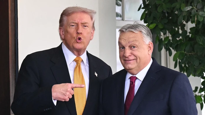 Orbán tvrdí, že Maďarsko za výnimku zo sankcií neplatí ani cent. O miliardovom záväzku pomlčal