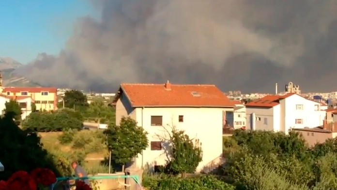 Požiare ohrozujú obývané oblasti chorvátskeho mesta Split.