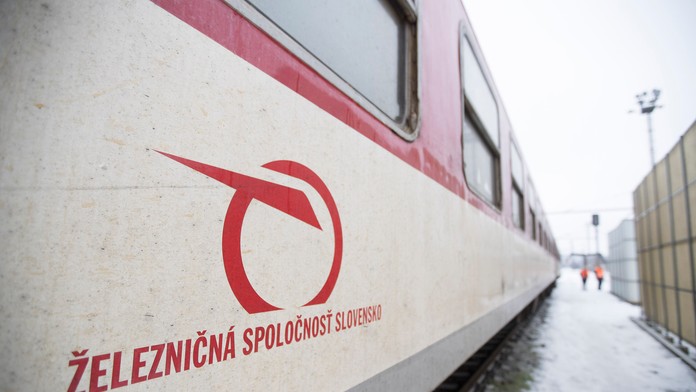 Ďalšia porucha na železniciach: Rýchlik pri Trenčíne poškodil trakčné vedenie