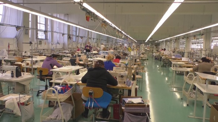 Šičky, ktoré šili rúška pre celé Slovensko, nevideli výplatu už mesiace