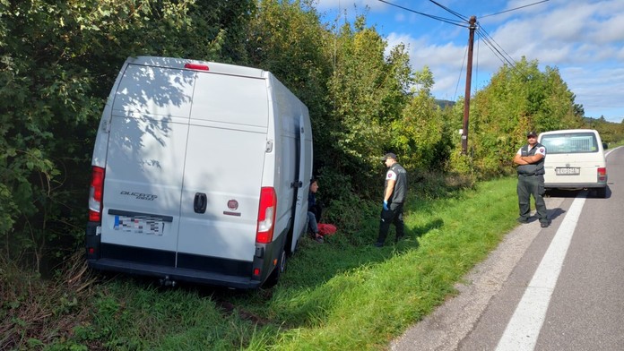 Policajtom pri Novom Meste nad Váhom vyskočil vodič z idúceho auta. V dodávke našli 19 migrantov