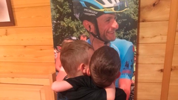 Synovia Giacomo a Tommaso sa objímajú pred fotkou svojho zosnulého otca.