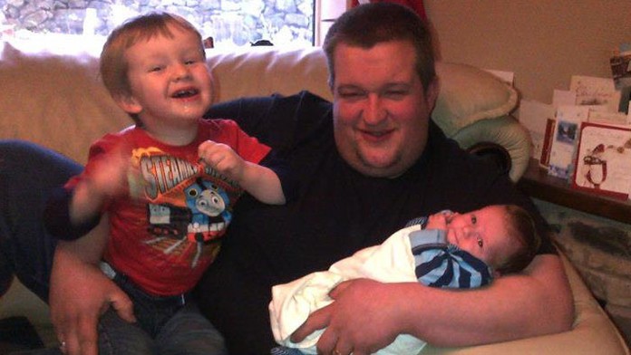 Malý John Kirkham (vľavo) s otcom a bratom.