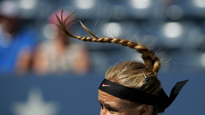 Anna Karolína Schmiedlová podáva proti Petre Kvitovej v zápase 3. kola US Open.