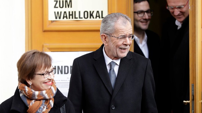 Alexander Van der Bellen s manželkou.