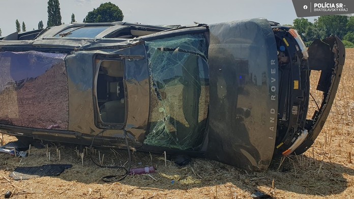 Pri Pezinku zahynula 50-ročná vodička. Vyletela z cesty, neochránilo ju ani masívne luxusné auto