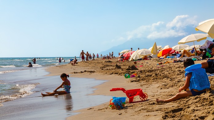 Letná dovolenka plná zákazov: V Európe pribúdajú kuriózne pravidlá pre turistov