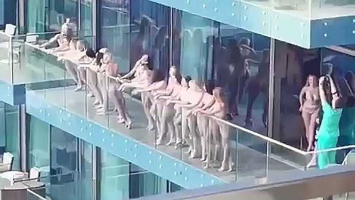 Nahé modelky na balkóne v Dubaji