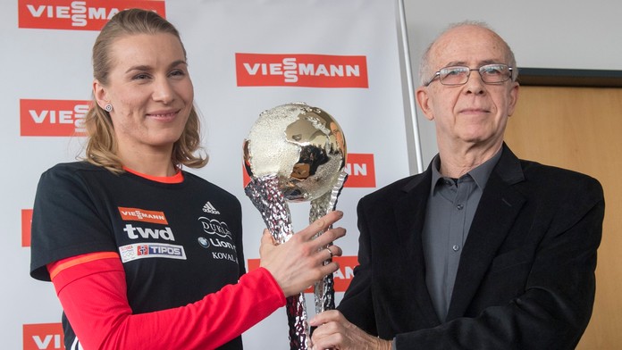 Anastasia Kuzminová a vpravo predseda klubu športových novinárov Tomáš Grosmann jej odovzdáva trofej Športovec roka 2017.