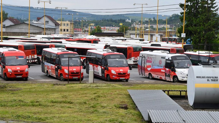 Oteckovia si zahrali floorball