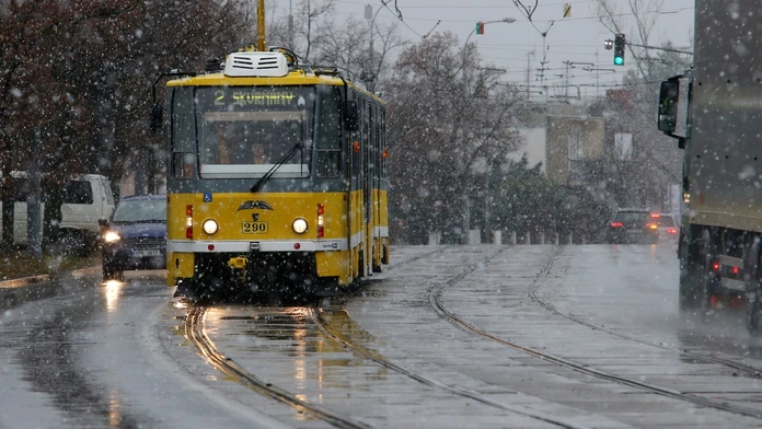 Mladíka (†19) zachytila električka a vliekla ho kilometer. Vodička si ho nevšimla, mala byť na telefóne