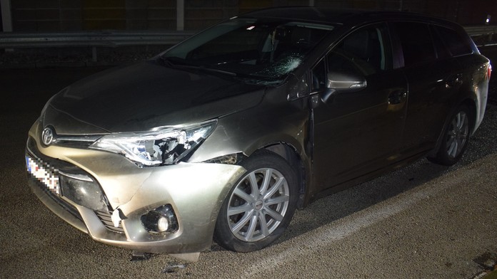 Prebiehanie cez diaľnicu ho stálo život. Muža (†20) zachytilo auto, následne do neho vrazili ďalšie