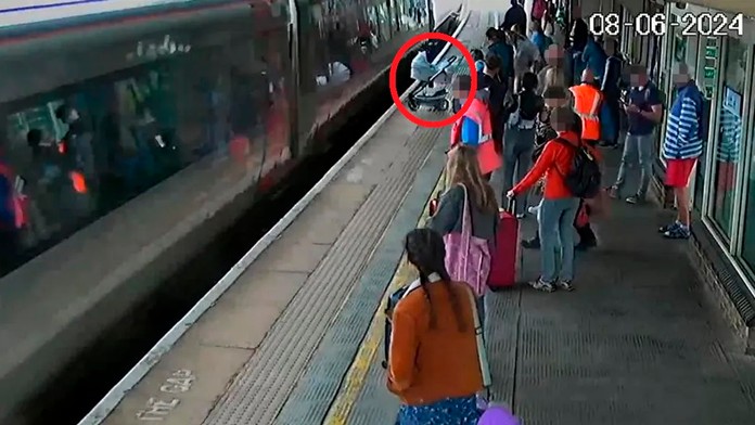 VIDEO: Matka chytila kočík s dieťaťom v poslednom momente, zrážke s vlakom nezabránila