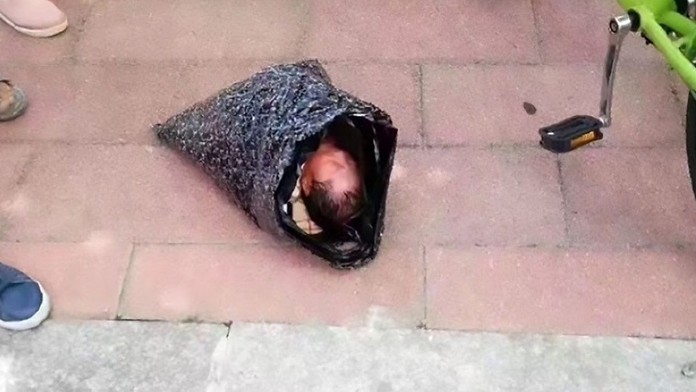 Dieťa poslala do hniezda záchrany kuriérom v igelitke