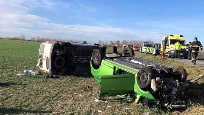 Prevrátené vozidlá po čelnej zrážke skočili v poli.