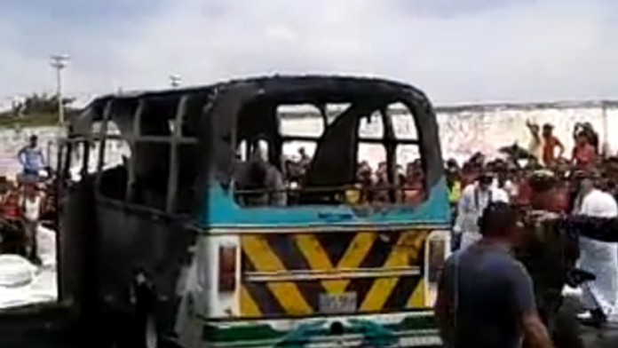 Autobus zachvátil požiar, uhorelo v ňom 32 detí