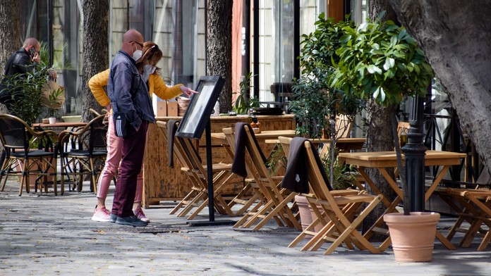 Otvorená terasa reštaurácie.