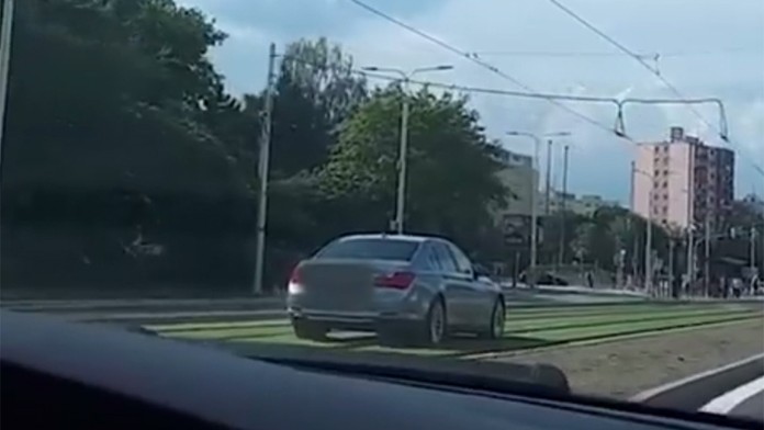 BMW na električkových koľajniciach v Košiciach.