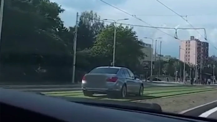 BMW na električkových koľajniciach v Košiciach.