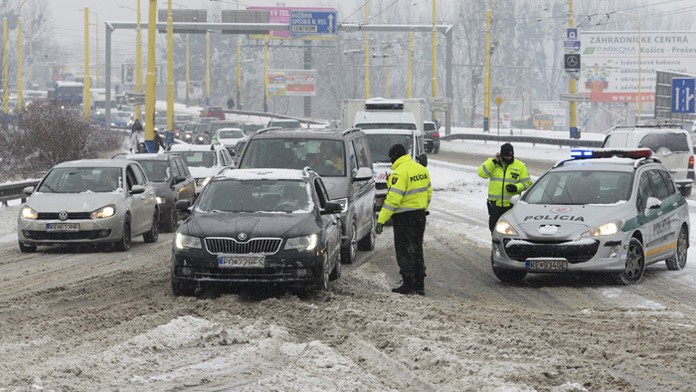 Na hlavnej ceste na sídlisko Dargovských hrdinov (Furča) zastavila polícia premávku.