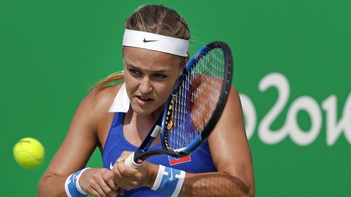 Anna Karolina Schmiedlová odvracia loptičku Ruske Jekaterine Makarovovej v 2.kole ženskej dvojhry na OH 2016 v Rio de Janeiro.