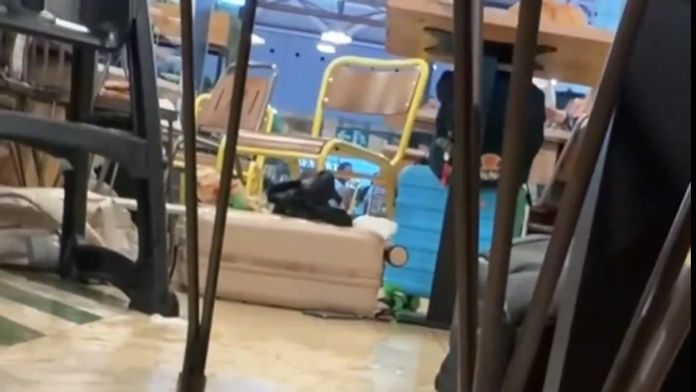 VIDEO: Krik, strach a utekajúci ľudia. Slovenka zažila na obrovskom európskom letisku chvíle hrôzy
