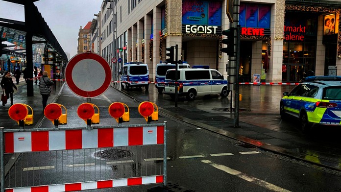 Útok ozbrojeného muža v Drážďanoch.