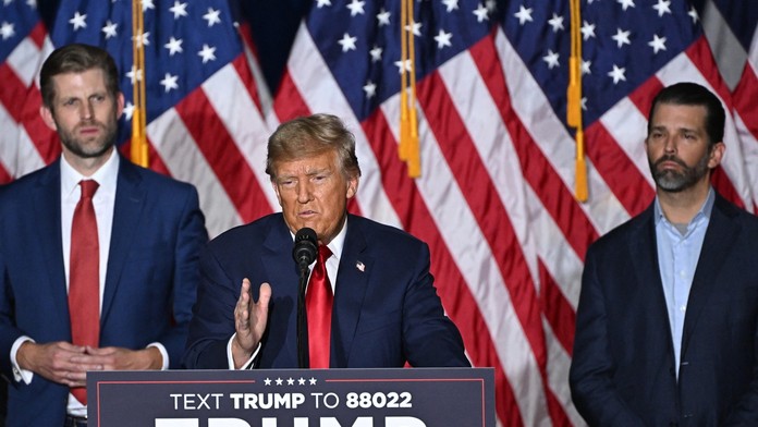 Trump a jeho firmy musia zaplatiť gigantickú pokutu. Exprezident označil rozhodnutie súdu za falošné