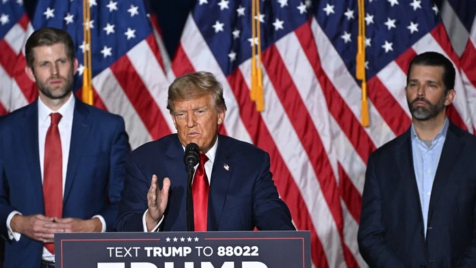 Trump a jeho firmy musia zaplatiť gigantickú pokutu. Exprezident označil rozhodnutie súdu za falošné
