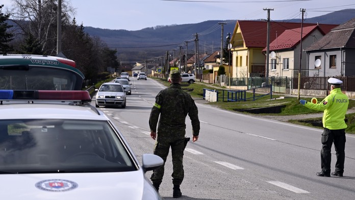 Autobus zachvátili plamene. Jeden z najfrekventovanejších horských priechodov je uzavretý