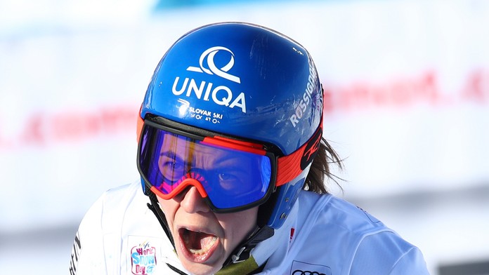 Alpská lyžiarka Federica Brignoneová reaguje v cieli obrovského slalomu v Sestriere.