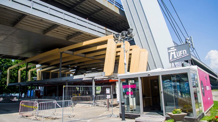 Na snímke stavba z drevenej konštrukcie pod Mostom SNP na petržalskej strane.